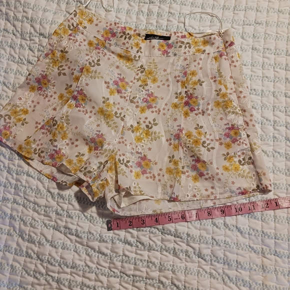 Floral Embroidred Design Short Shorts Juniors Size Medium - Picture 14 of 16